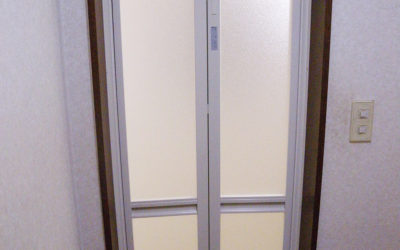 カバー工法による浴室ドアの交換